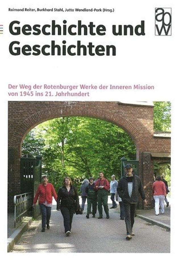 Das Buch "Geschichte und Geschichten" ist abgebildet. Ein Foto zeigt Menschen, die durch das Grüne Tor gehen