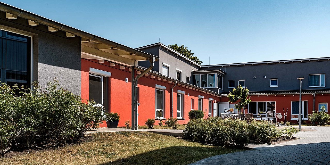 Das Wohnhaus mit Hof in Harsefeld bei Sonnenschein