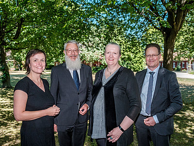 Stefanie Fries, Mathias Grapentin von der Gesellschafterversammlung lächeln mit Sabine Ulrich und Thorsten Tillner von der Geschäftsführung der Rotenburger in die KameraWerke lächeln in die Kamera