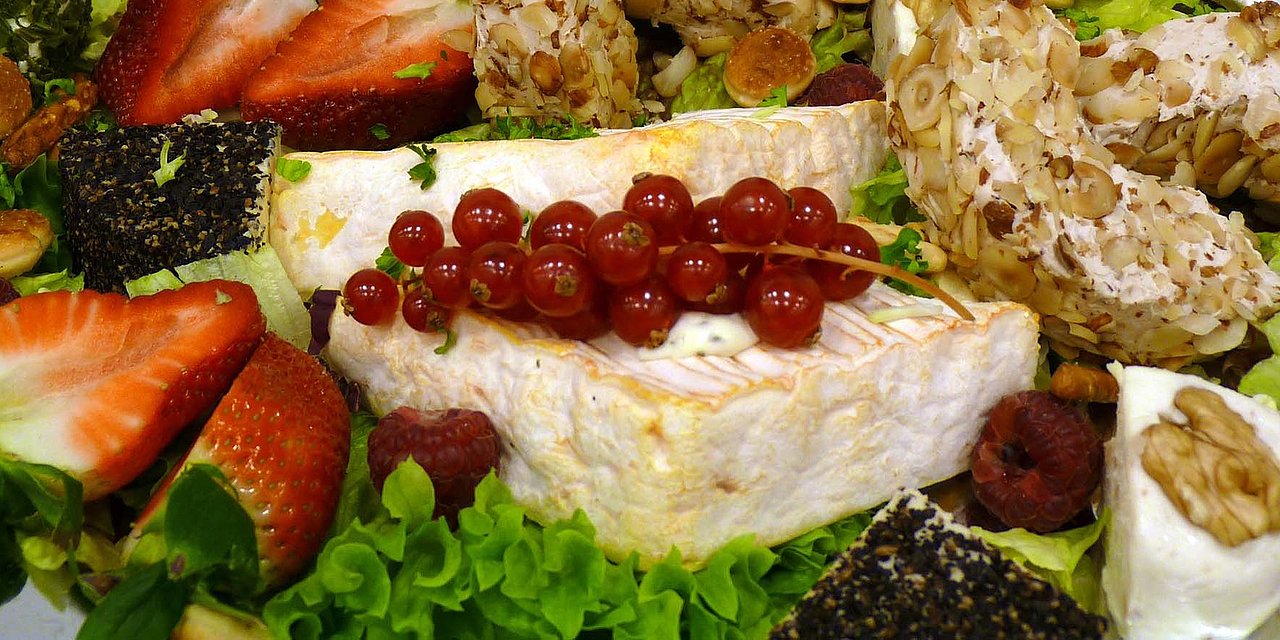 Leckeres Essen mit grünem Salat, Früchten und Brot