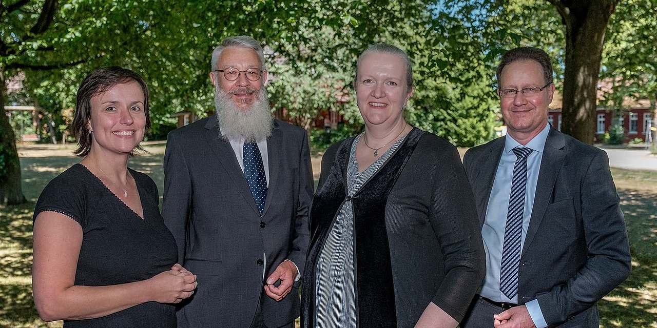 Sabine Ulrich und Thorsten Tillner von der Geschäftsführung der Rotenburg Werke stehen neben Stephanie Fries und Mathias Grapentin von der Gesellschafterversammlung und lächeln in die Kamera